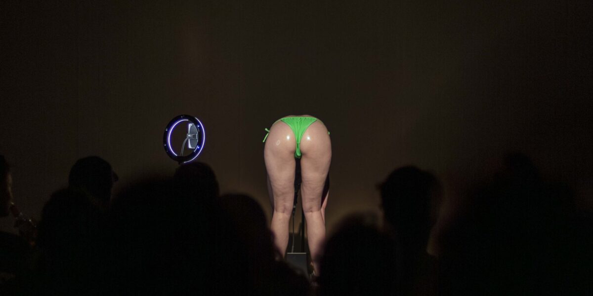 MONOLOGENFESTIVAL 2026 | 9, 10 en 11 mei | Ezra Koppejan | Kharim Amier | Oda Spelbos | Damaris de Jong en Qiqi van Boheemen | Esther Scheldwacht | Sayo Cadmus